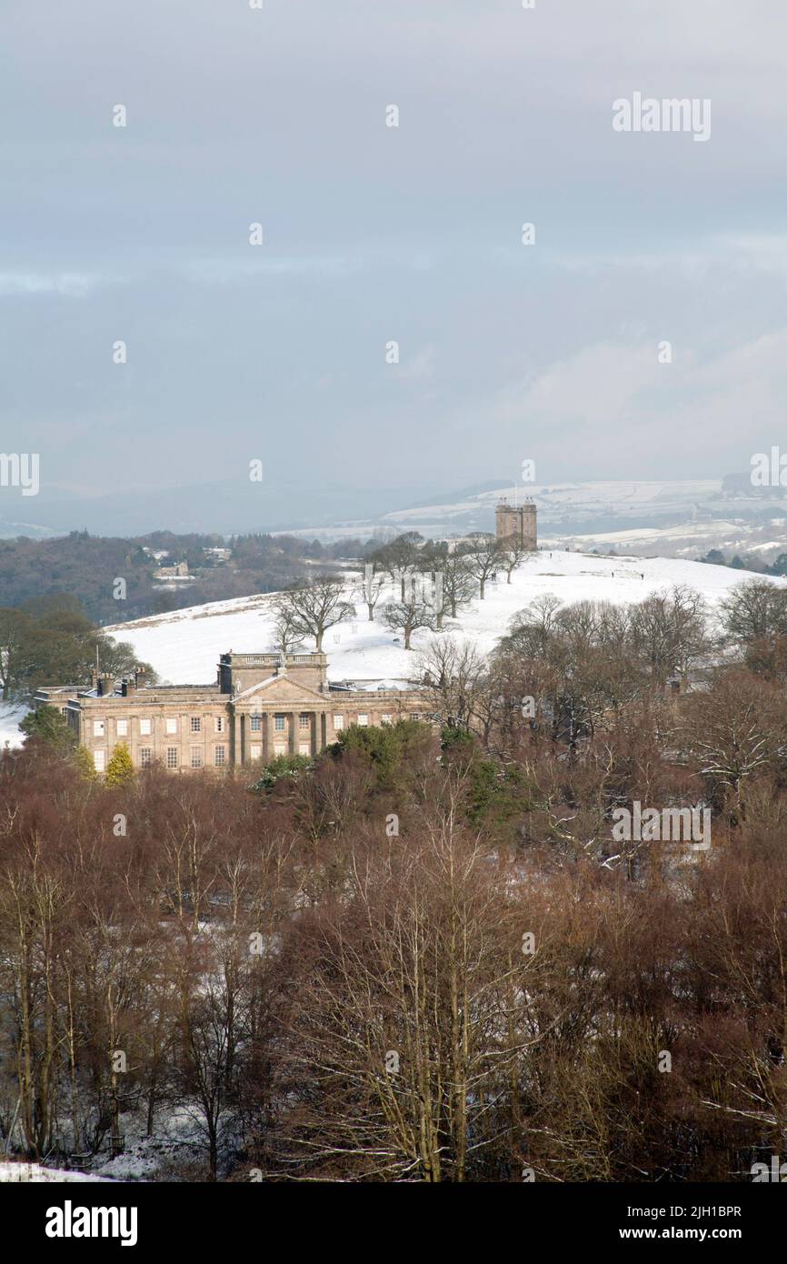 Lyme Hall und der Cage Lyme Park an einem Wintertag von Knightslow Wood Cheshire England aus gesehen Stockfoto