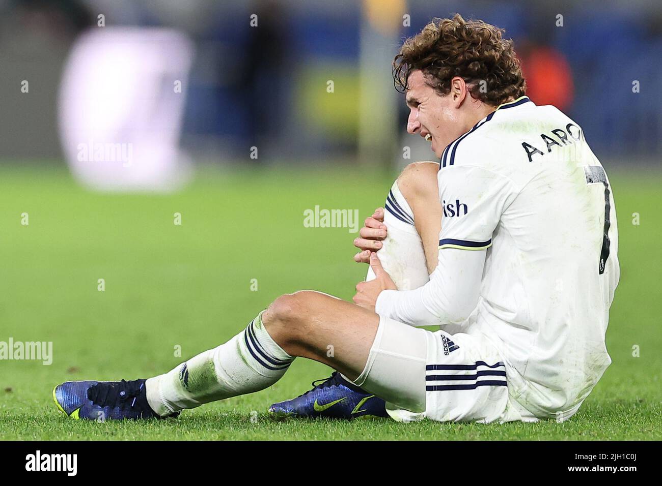 Robina, Australien. 12.. Juni 2022. Brennan Aaronson von Leeds United kniet sich nach einer Herausforderung am 6/12/2022 in Robina, Australien. (Foto von Patrick Hoelscher/News Images/Sipa USA) Quelle: SIPA USA/Alamy Live News Stockfoto