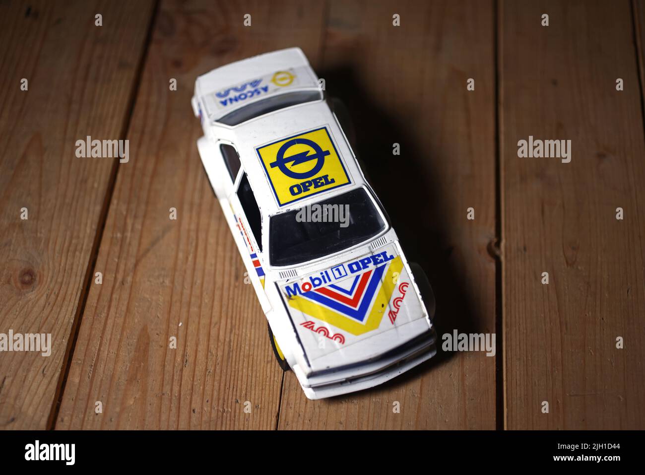 Spielzeug in einer Kiste auf dem Dachboden eines Hauses. Hier sind kleine Spielzeugautos, Opel Ascona 400 Rallyewagen. Stockfoto