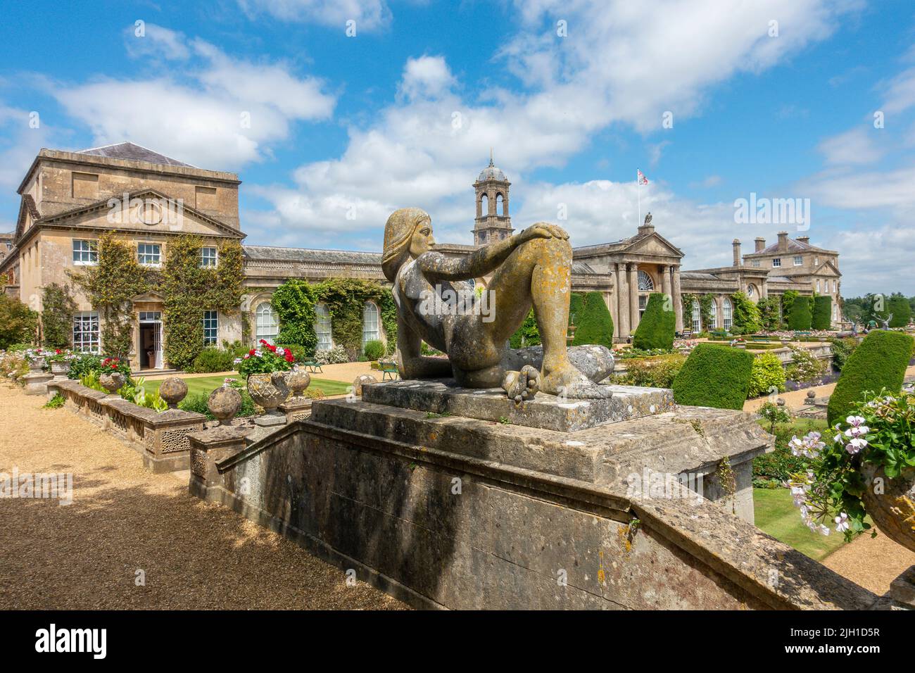 Bowood House, Reclining Nude Female, Skulptur, formell. Gärten, Brunnen, Wiltshire, Großbritannien Stockfoto