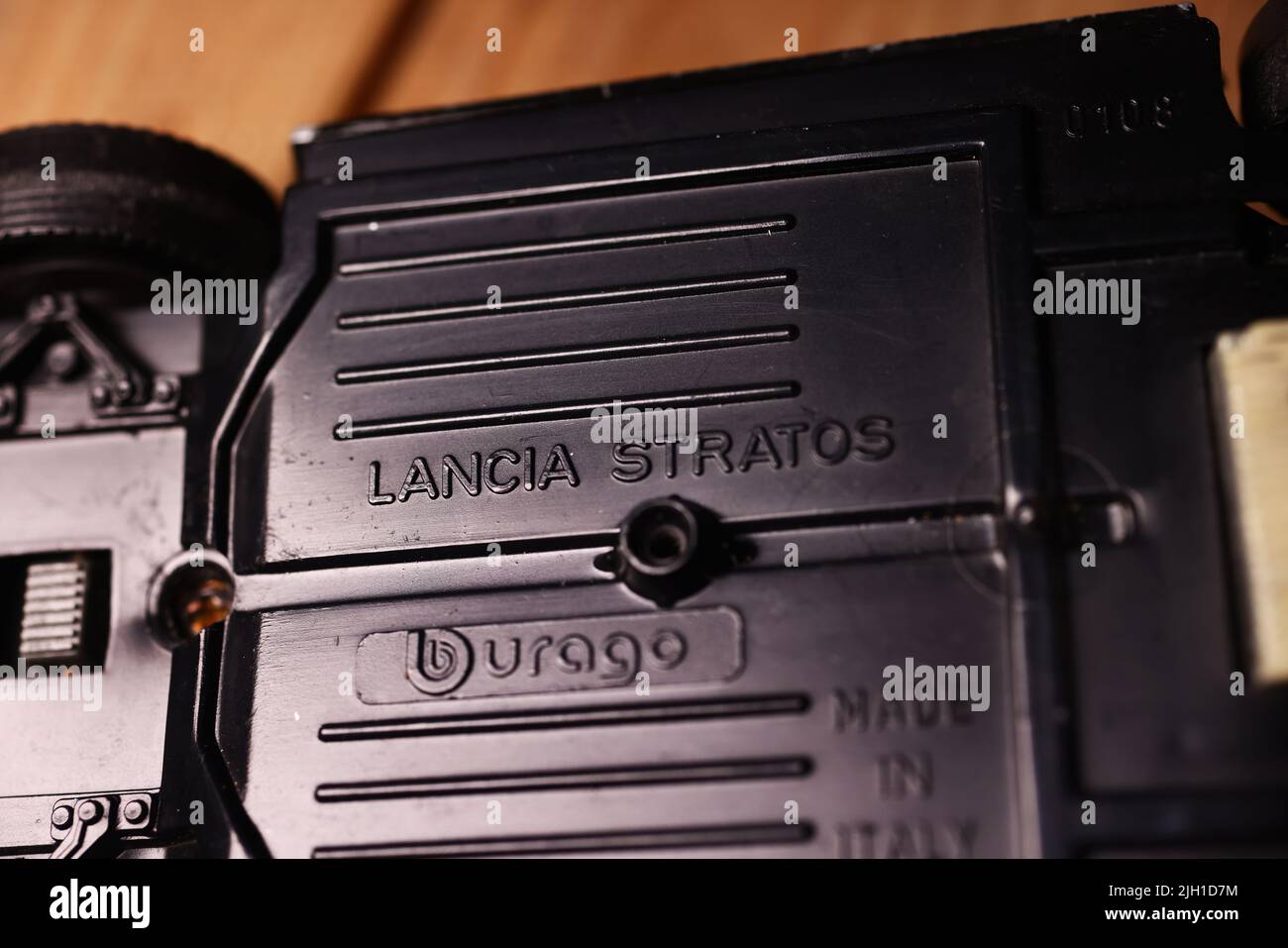 Spielzeug in einer Kiste auf dem Dachboden eines Hauses. Hier sind