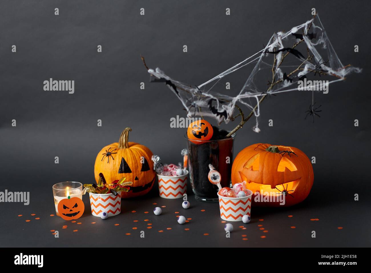 Kürbisse, Bonbons und halloween-Dekorationen Stockfoto