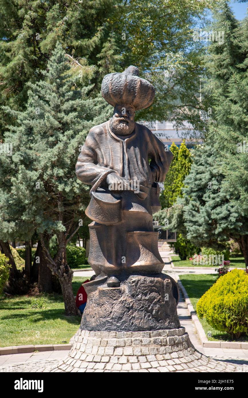 Aksehir, Türkei - 04. Juli 2022: Das moderne Denkmal des Nationalhelden Hoca Nasreddin und des Stadtplatzes von Aksehir Stockfoto