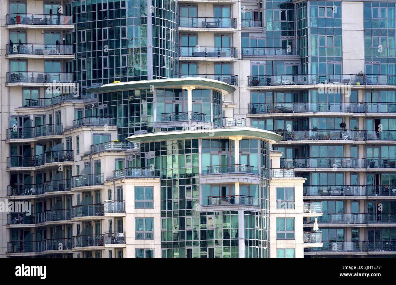 London, England, Großbritannien. Moderne Wohnblocks in der Uferanlage St. George Wharf in Vauxhall Stockfoto