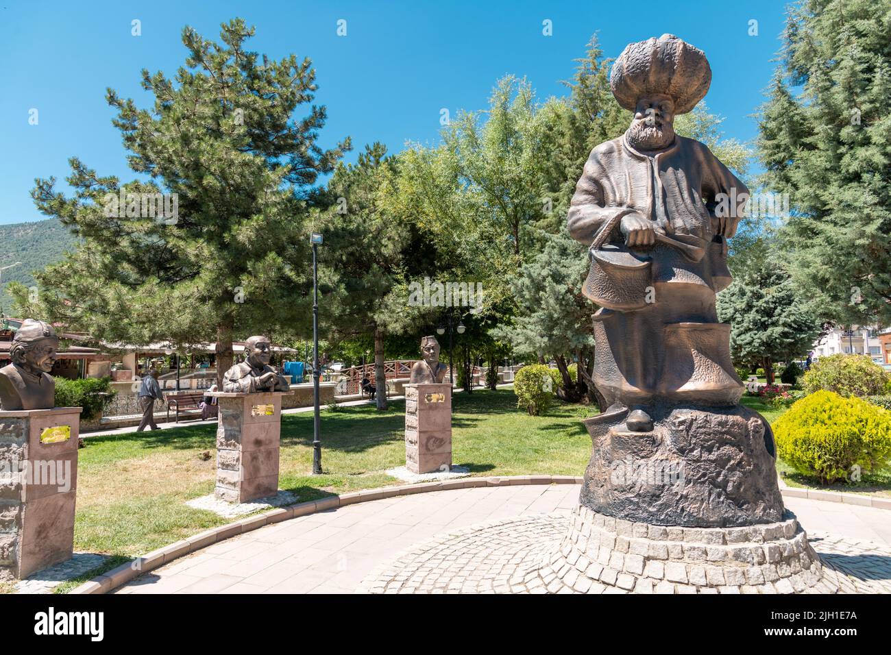 Aksehir, Türkei - 04. Juli 2022: Das moderne Denkmal des Nationalhelden Hoca Nasreddin und des Stadtplatzes von Aksehir Stockfoto