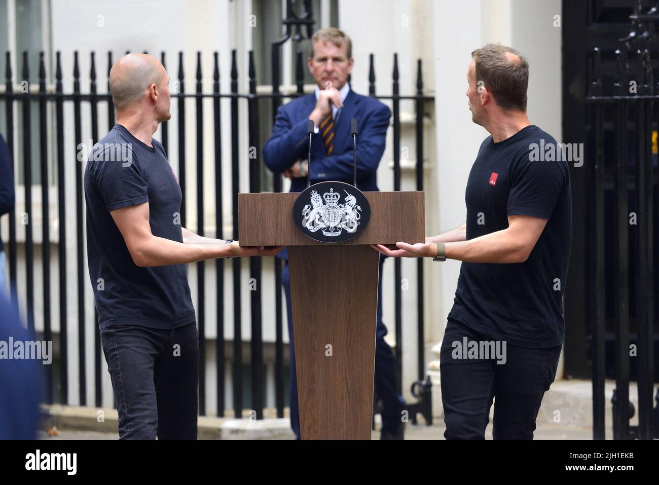 Downing Street, London. Männer stellten das Rednerpult für die Austrittsrede von Premierminister Boris Johnson am 7.. Juli 2022 auf. Stockfoto