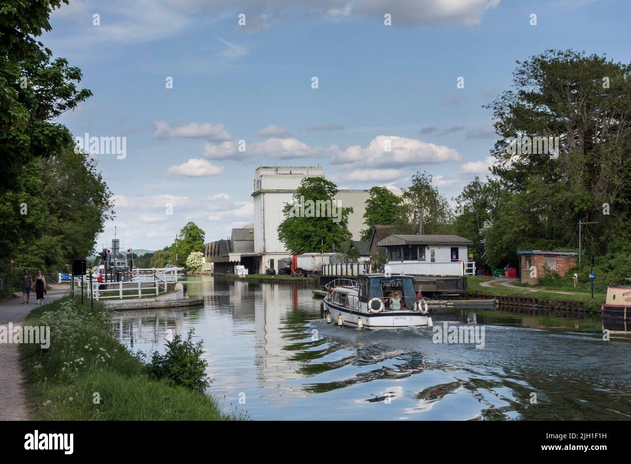 Boot, das durch die Fretherne Swing Bridge, Frampton auf Severn, Gloucestershire, Großbritannien, fährt Stockfoto