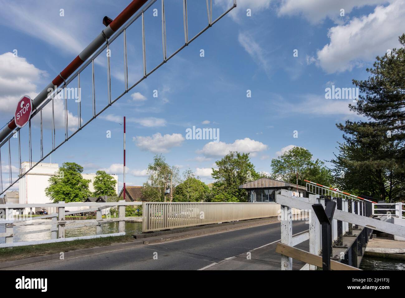 Barriere der Fretherne Bridge, die nach unten oder nach oben kommt, Frampton auf Severn, Gloucestershire, Großbritannien Stockfoto