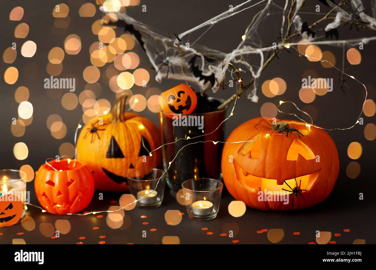 Kürbisse, Kerzen und halloween-Dekorationen Stockfoto