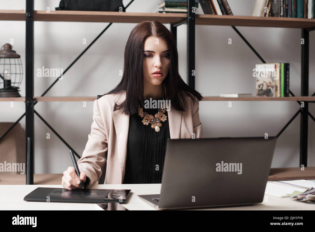 Beeindruckte Geschäftsfrau beim Blick auf den Laptop-Bildschirm. Schockierend, unerwartet, Eilmeldungen, schlechte Überraschung, Probleme, Ausfall, Computervirus oder Terminablauf Stockfoto