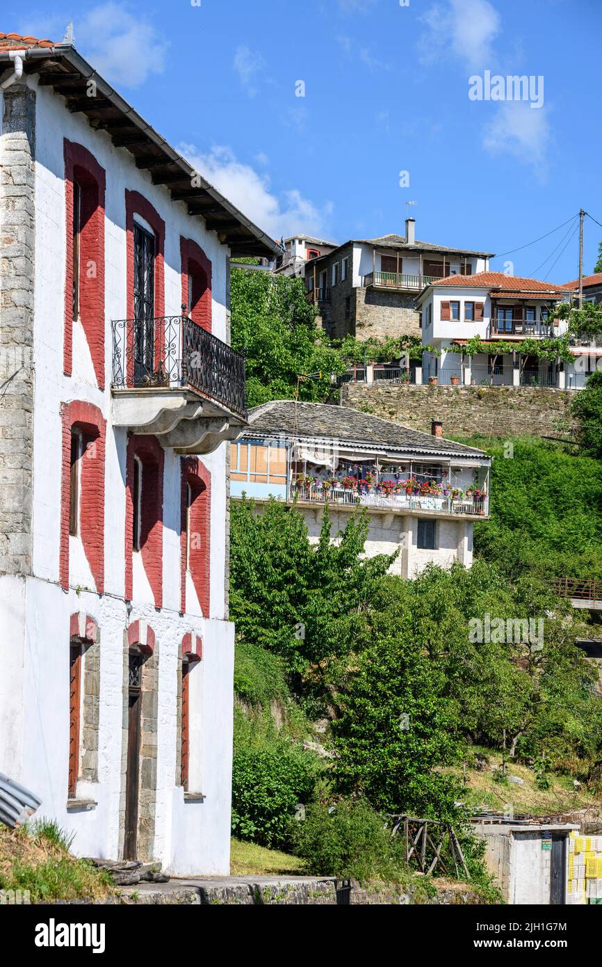 Traditionelle Häuser im Dorf Zagora. An den östlichen Hängen des Pelion-Gebirges, Halbinsel Pelion, Thessalien, Griechenland. Stockfoto