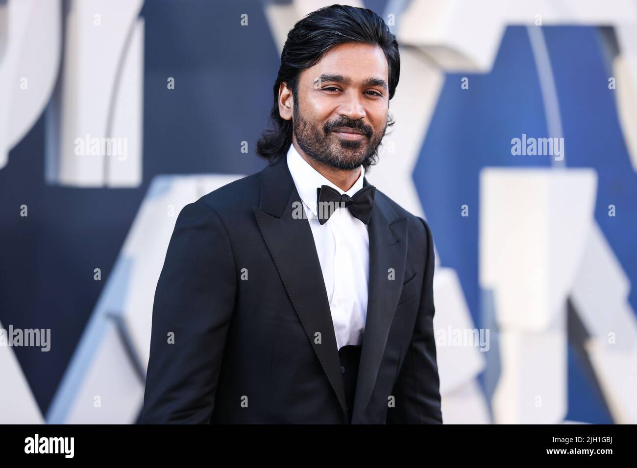 Hollywood, Usa. 13.. Juli 2022. HOLLYWOOD, LOS ANGELES, KALIFORNIEN, USA - 13. JULI: Der indische Schauspieler Dhanush (venkatesh Prabhu Kasthuri Raja) kommt zur Weltpremiere von Netflix's 'The Grey man', die am 13. Juli 2022 im TCL Chinese Theatre IMAX in Hollywood, Los Angeles, Kalifornien, USA, stattfand. (Foto von Xavier Collin/Image Press Agency) Quelle: Image Press Agency/Alamy Live News Stockfoto