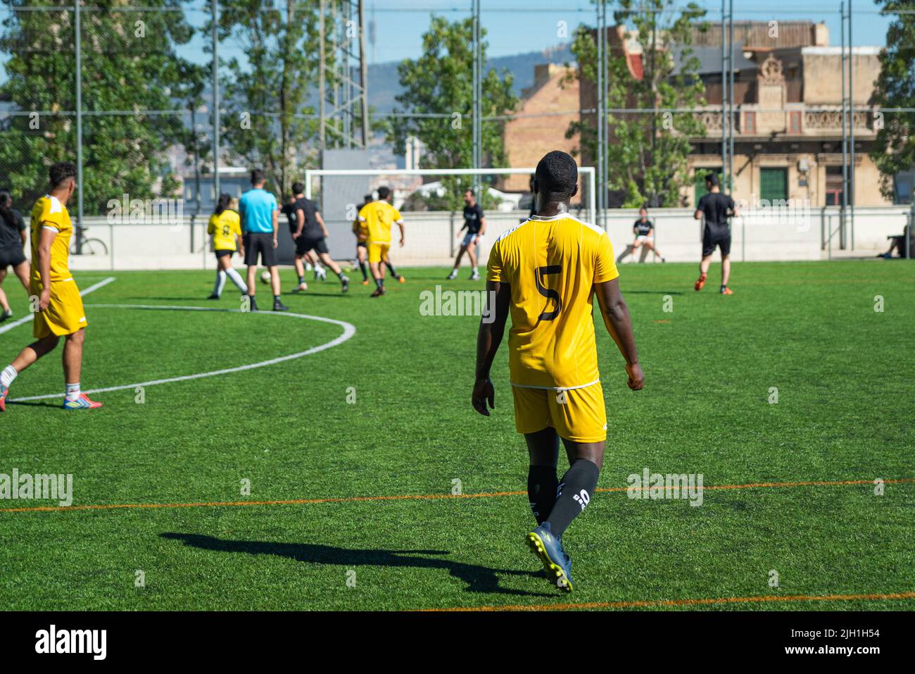 Junge afrikanische Migranten spielen Fußball während eines Trainings, das die Ong SSB am 19. Januar 2021 in Barcelona, Spanien anbietet. Der Ong nutzt Sport, um inte zu fördern Stockfoto
