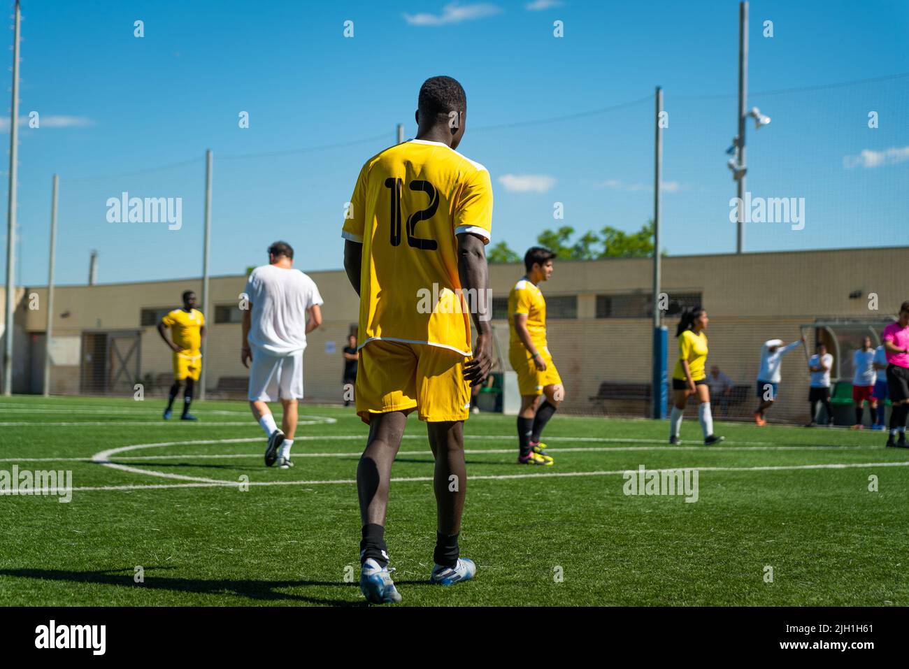 Junge afrikanische Migranten spielen Fußball während eines Trainings, das die Ong SSB am 19. Januar 2021 in Barcelona, Spanien anbietet. Der Ong nutzt Sport, um inte zu fördern Stockfoto