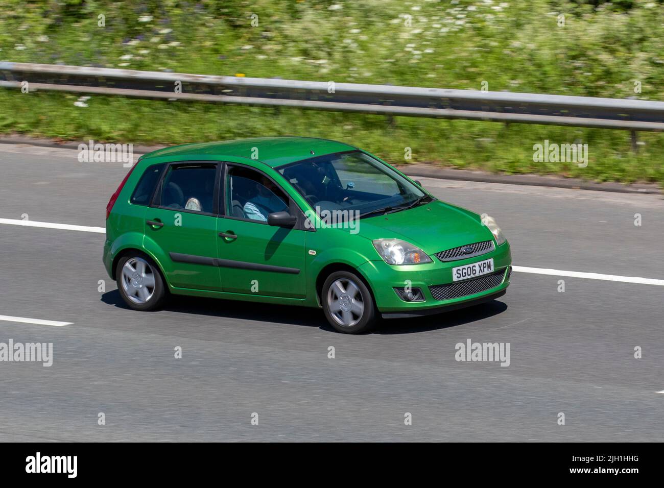 2006 grüner FORD FIESTA FREEDOM 16V 1242cc Benziner 5-Gang-Schaltgetriebe; unterwegs auf der M6 Motorway, Manchester, Großbritannien Stockfoto