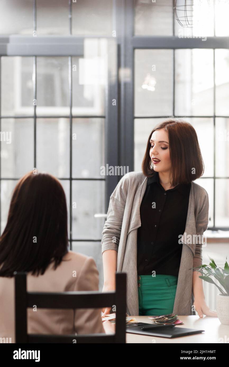 Mode-Designerinnen, die Arbeiten am Schreibtisch Stockfoto