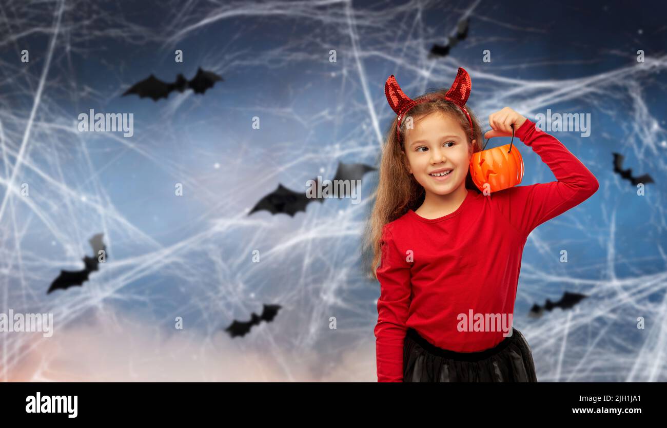 Mädchen im halloween Kostüm mit Jack-o-Laterne Stockfoto
