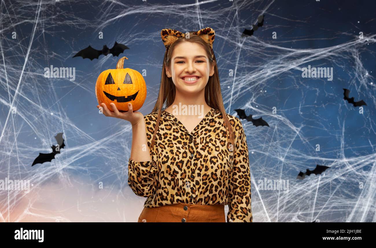 Frau im halloween Kostüm von Leopard mit Kürbis Stockfoto