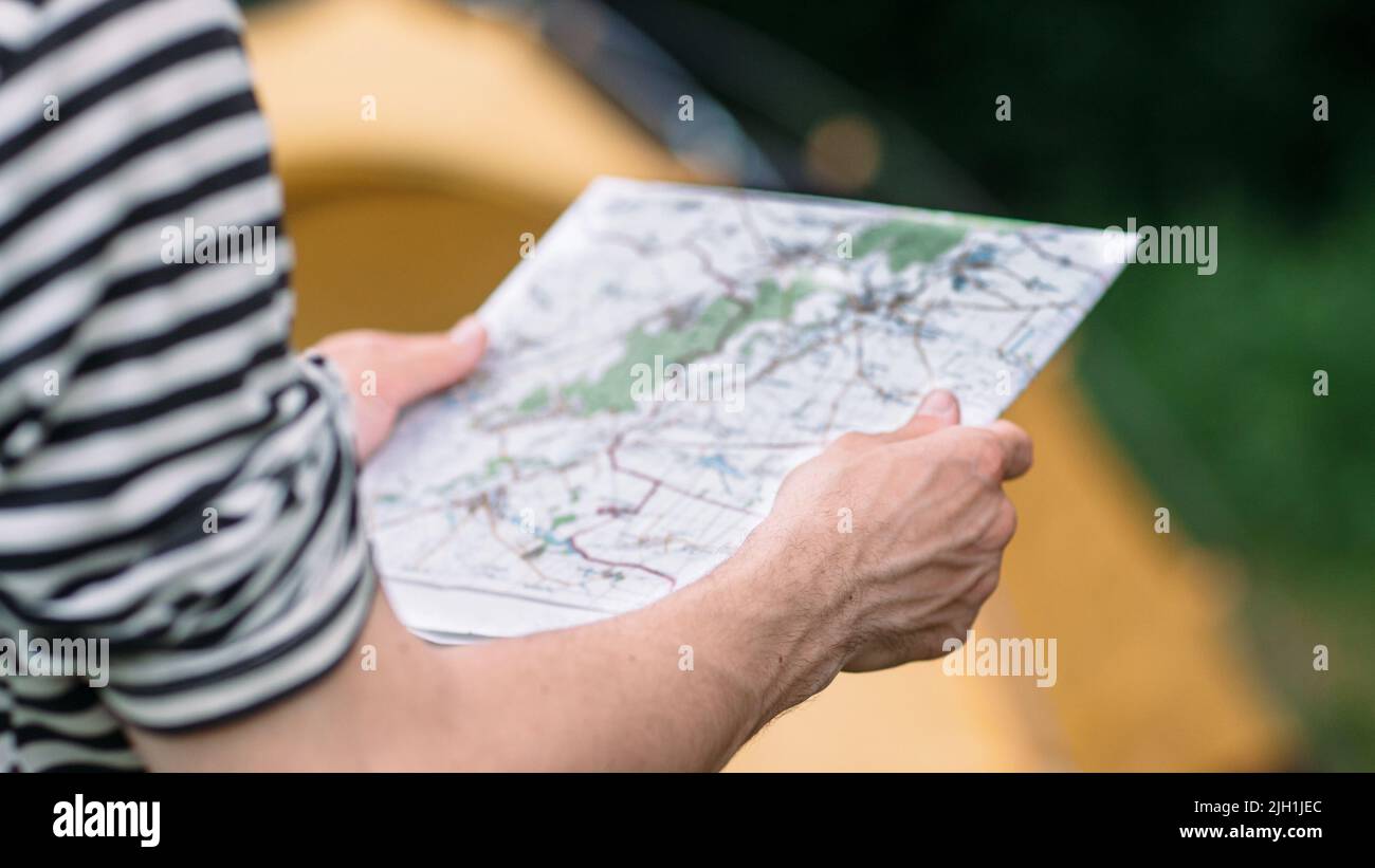 Tourist lesen geografische Karte Auswahl der besten Weg Stockfoto