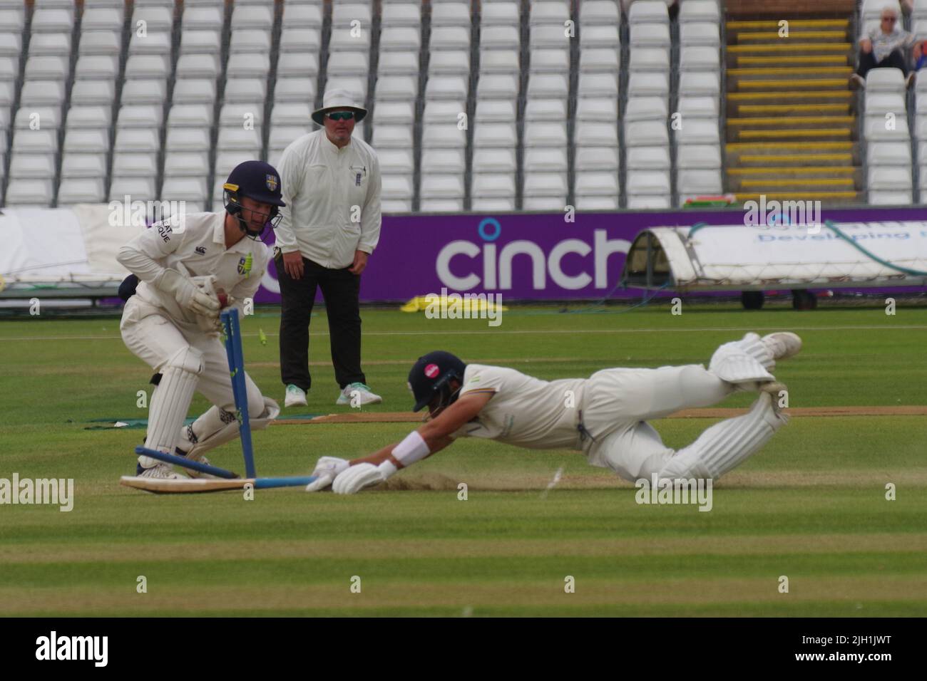 Chester le Street, England, 14. Juli 2022. Anuj Dal, der für Derbyshire kämpft, wird von Durham-Wicketkeeper Tom Mackintosh während eines LV County Championship-Spiels im Seat Unique Riverside ausgefahren. Quelle: Colin Edwards/Alamy Live News. Stockfoto