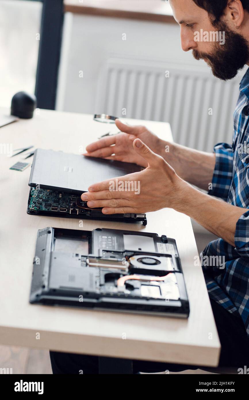 Demontage des Laptops in der Elektronikwerkstatt Stockfoto