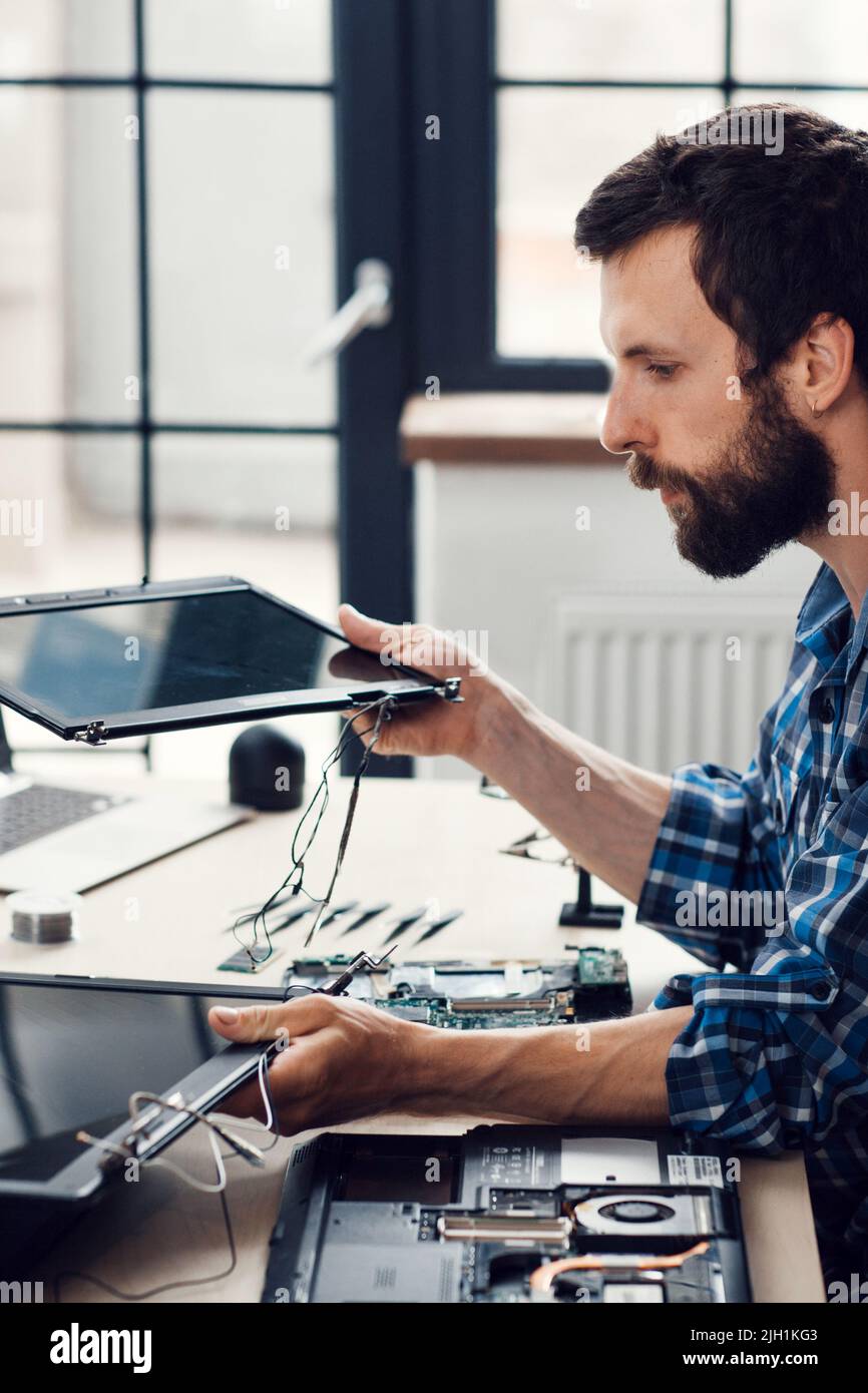 Wechsel des Bildschirms des Laptops in der Reparaturwerkstatt. Stockfoto