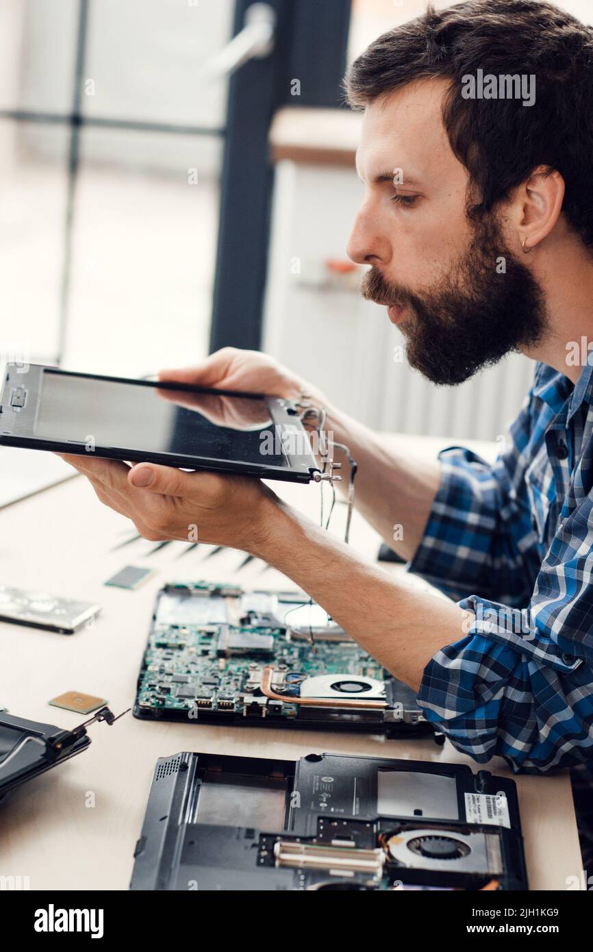 Techniker blasen den Staub vom digitalen Bildschirm Stockfoto