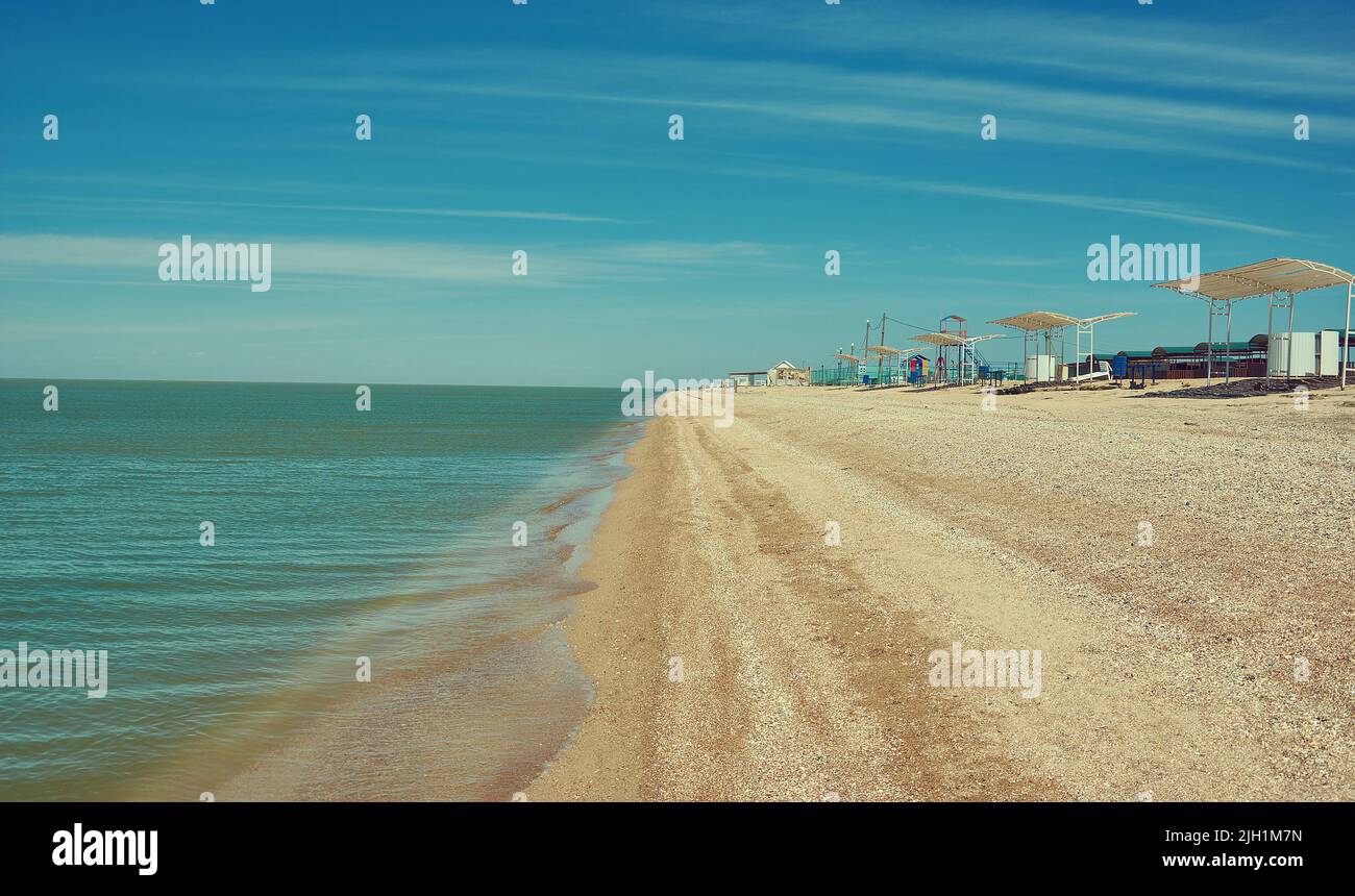 Dolzhanskaya Spit Camping, an der Küste des Asowschen Meeres, am Fuße des Dolgaya Spit. Stockfoto