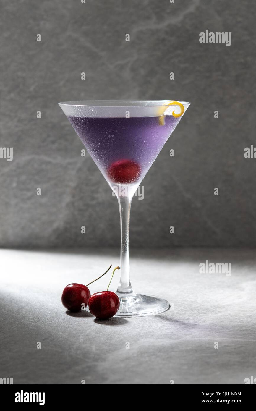 Klassischer Flugcocktail auf grauem Steinhintergrund Stockfoto