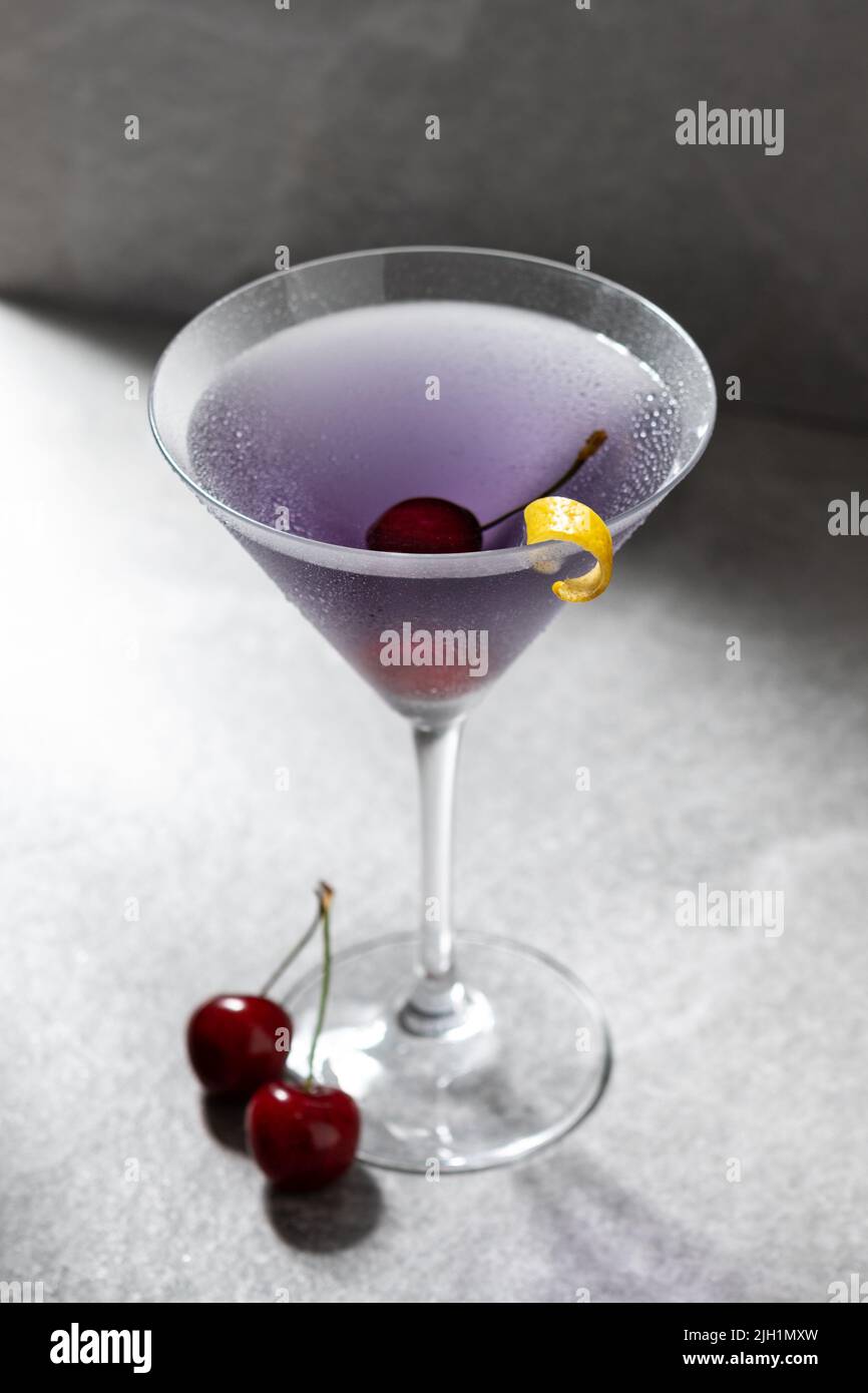 Klassischer Flugcocktail auf grauem Steinhintergrund Stockfoto