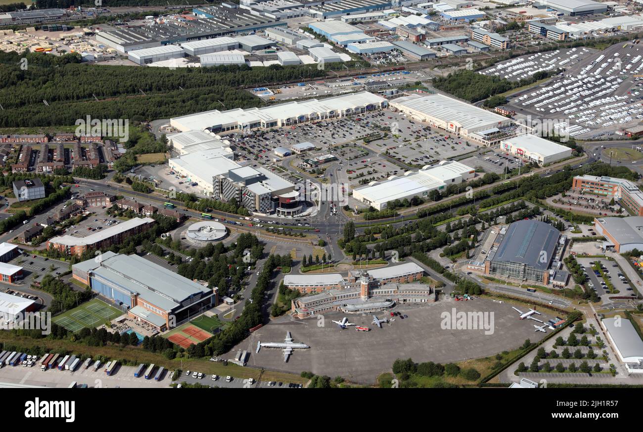 Luftaufnahme des alten Speke Airport & Crowne Plaza Hotels. Dahinter befindet sich der New Mersey Shopping Park (oder Speke Retail Park, wie man es nennt), Liverpool. Stockfoto