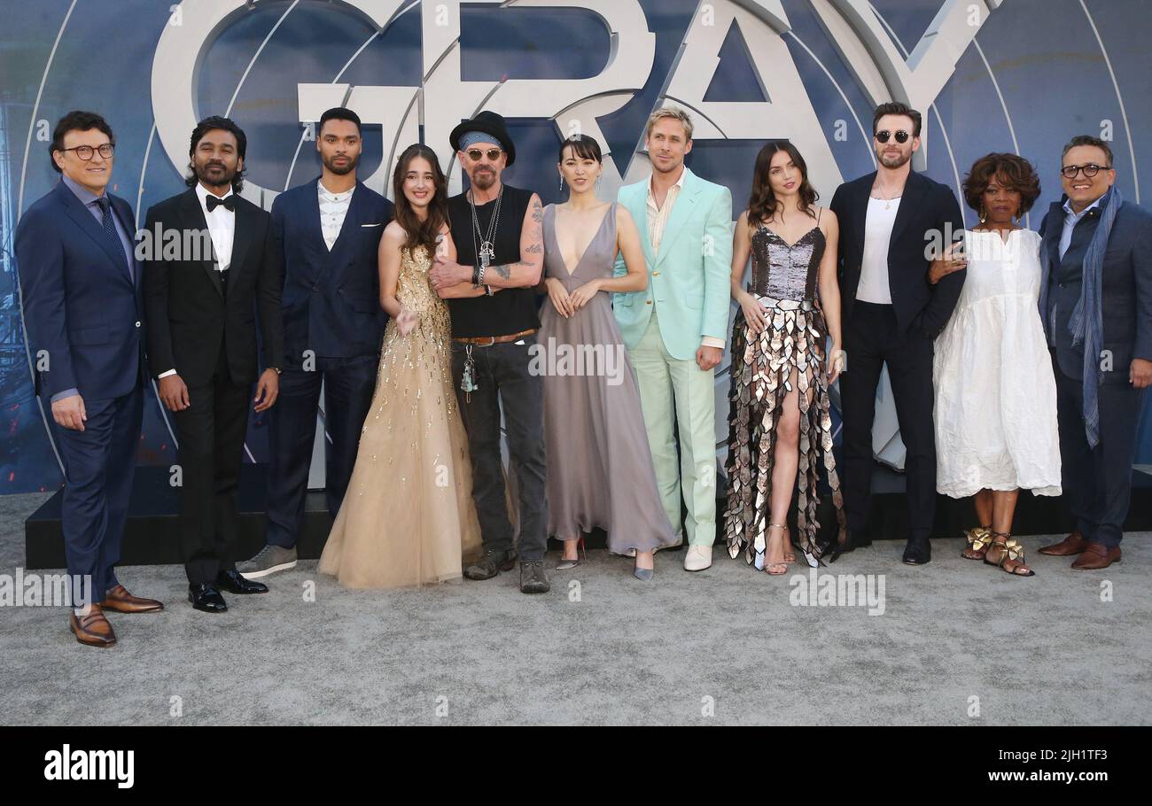 Hollywood, Ca. 13.. Juli 2022. Dhanush, Regé-Jean Page, Julia Butters, Billy Bob Thornton, Jessica Henwick, Ryan Gosling, Ana de Armas, Chris Evans, Alfre Woodard bei der Netflix-Premiere von The Grey man im TCL Chinese Theatre am 13. Juli 2022 in Hollywood, Kalifornien. Quelle: Saye Sadou/Media Punch/Alamy Live News Stockfoto