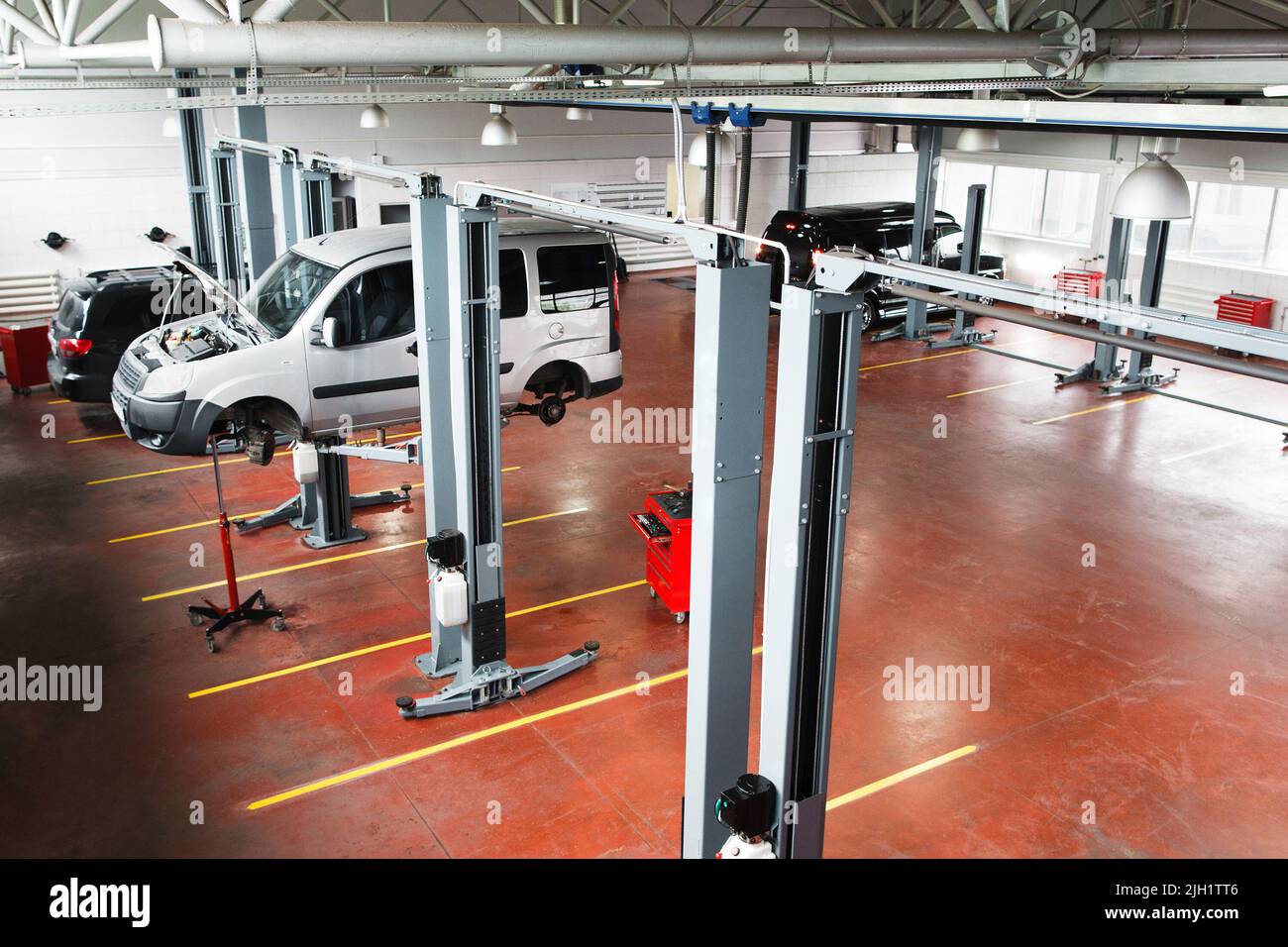 Garage mit Autos auf Service oder Reparatur Draufsicht Stockfoto