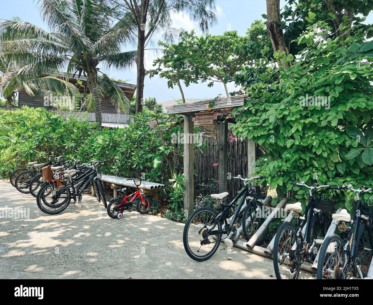 Con Dao Island, Vietnam - 10. April 2022: Fahrräder stehen entlang einer schmalen Straße auf der Insel Con Dao. Sommersaison. Stockfoto