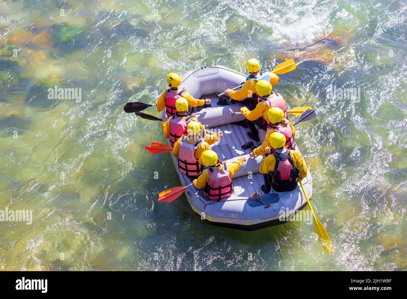 Rafting-Boot mit Menschen rudern Draufsicht in Arahthos Fluss griechenland Stockfoto