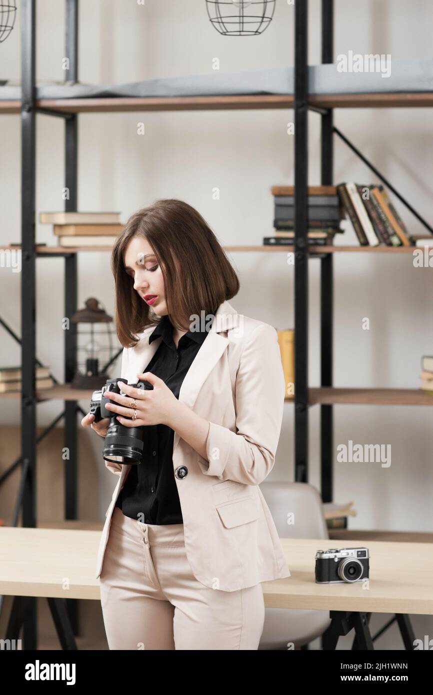 Fotografin, die Fotos vor der Kamera ansieht Stockfoto