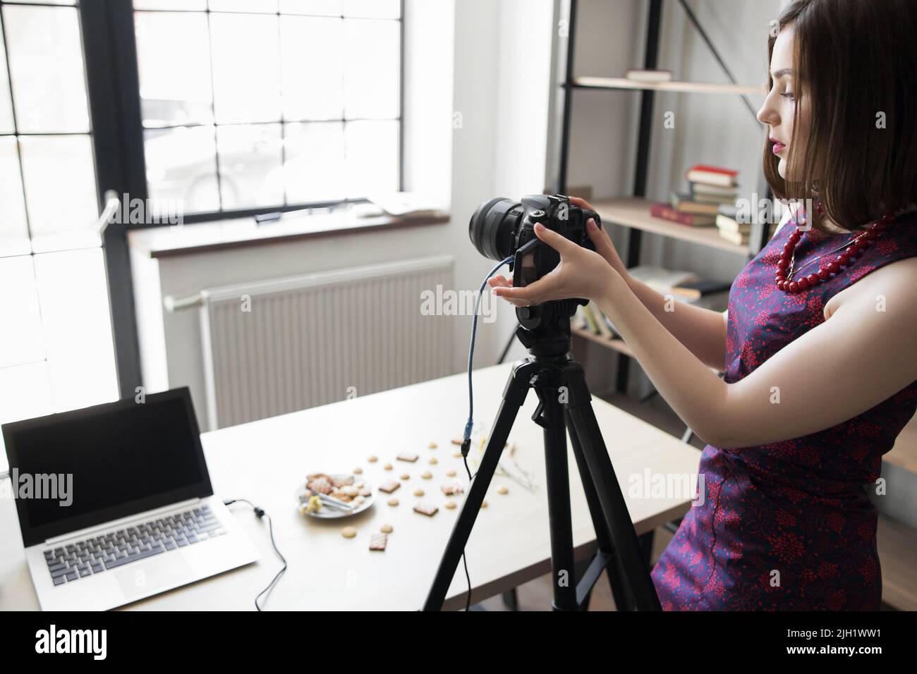 Fotografin stimmt ihre Kamera im Studio ab Stockfoto