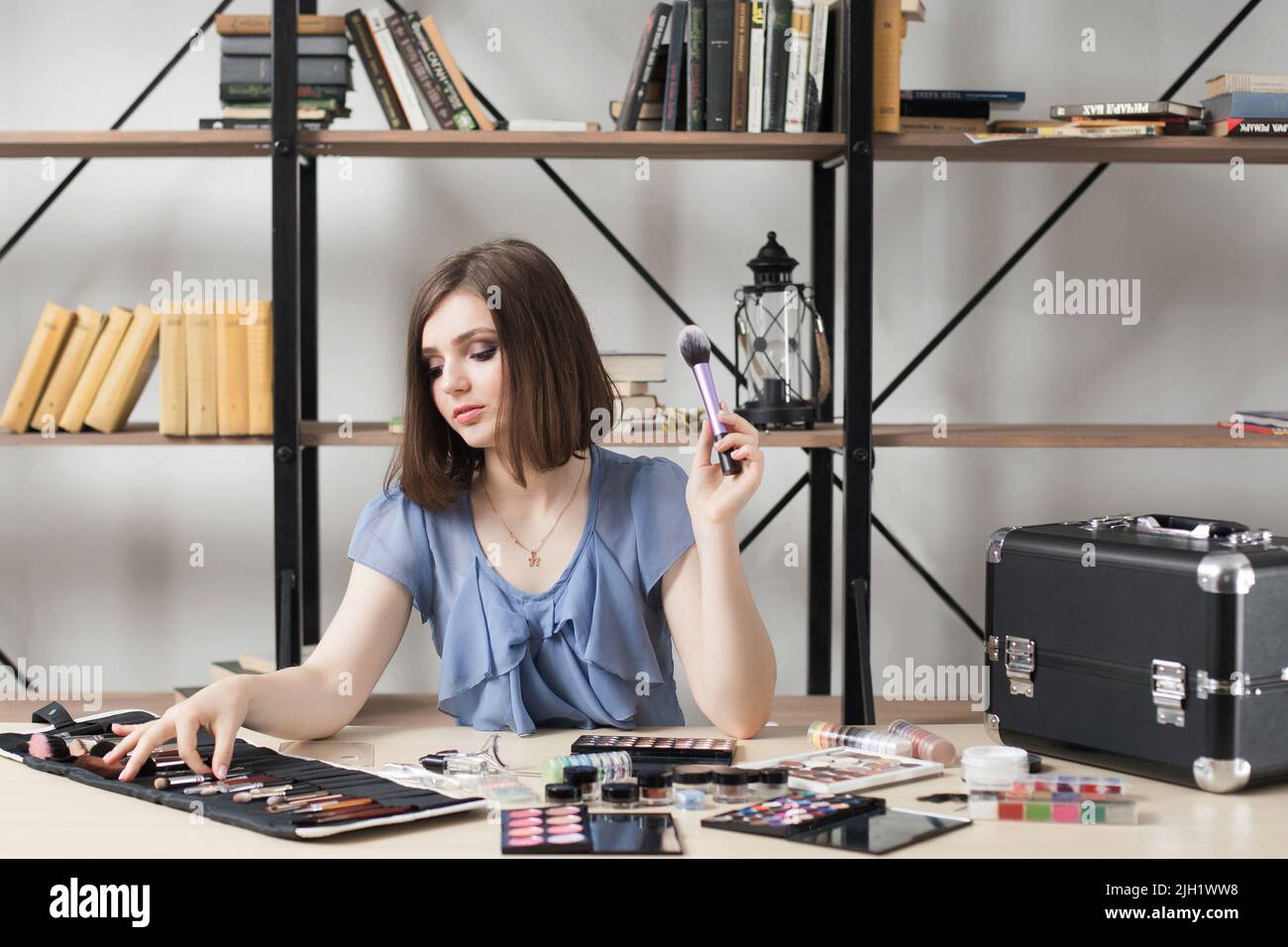 Schöne Make-up-Künstler Wahl Pinsel aus Set Stockfoto