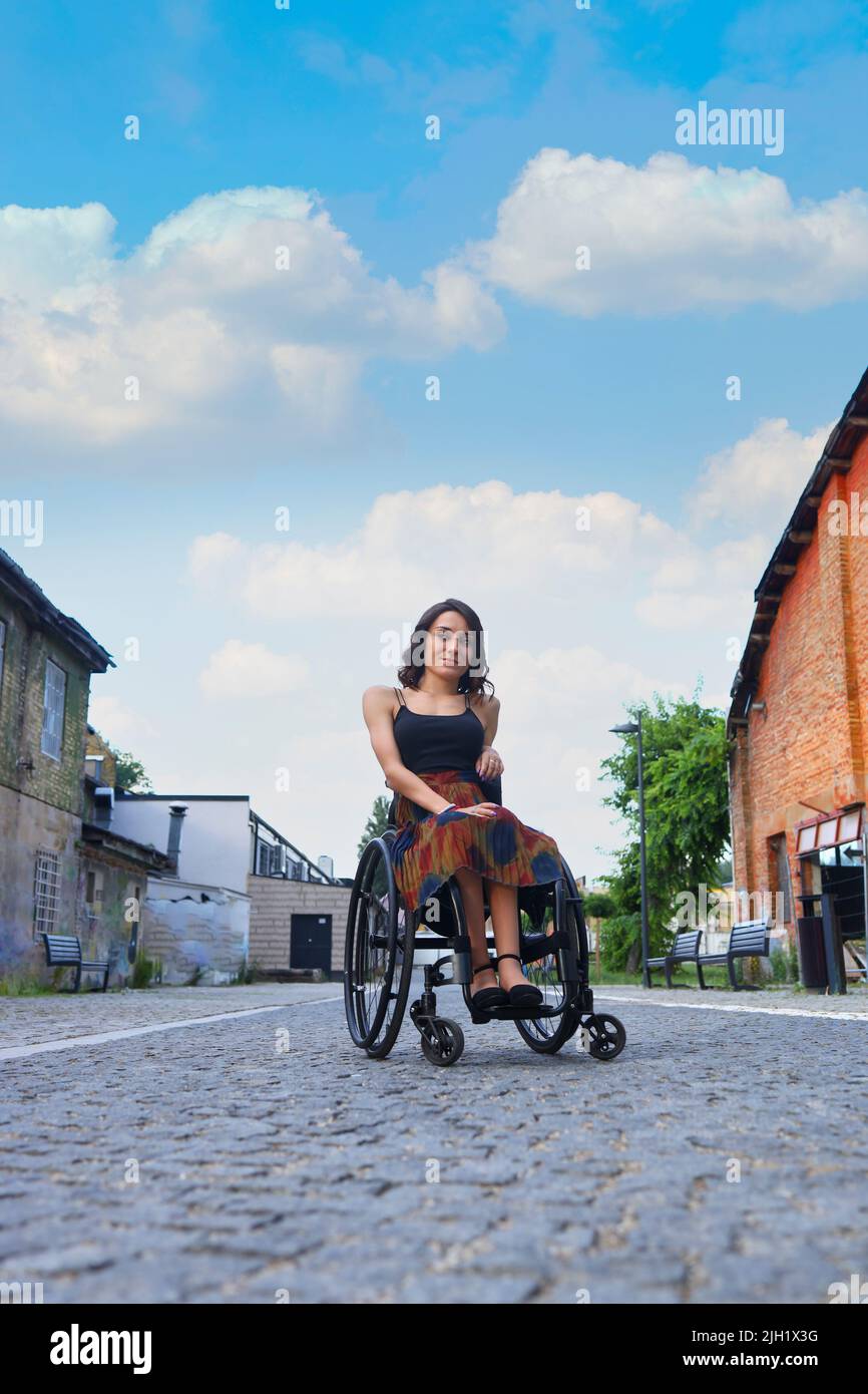 Optimistische junge Frau mit Querschnittslähmung. Hope-Konzept. Stockfoto