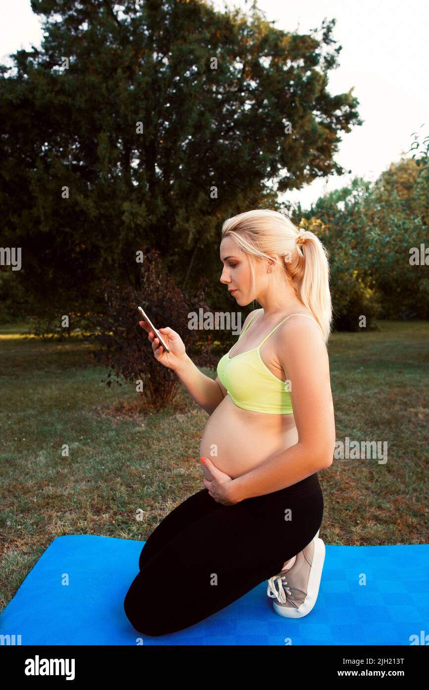 Schwangere rufen den Arzt aus nächster Nähe an Stockfoto