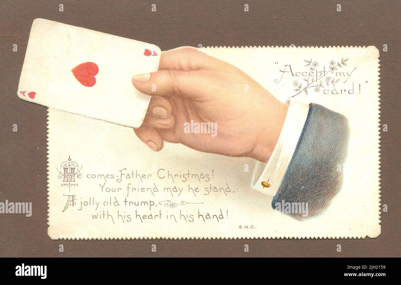 Chromolithographierte gestanzte Weihnachtsgrusskarte, die die Spielkarte eines Herzensass um 1898 zeigt Stockfoto