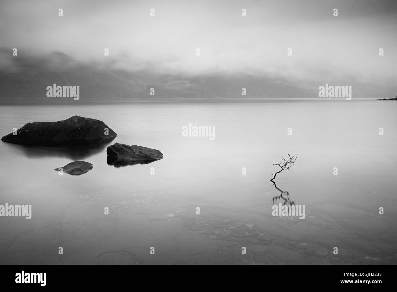 Ein wunderschöner Blick auf das Meer an einem extrem nebelhaften Nachmittag in Loch Maree, Schottland Stockfoto