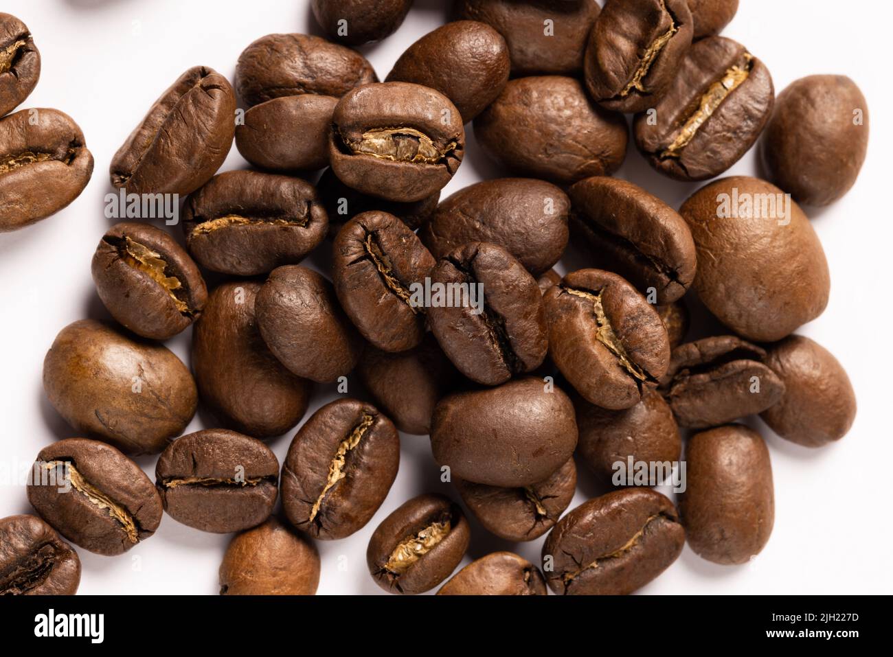 Bild der Pille einer Kaffeebohnen auf weißem Hintergrund Stockfoto