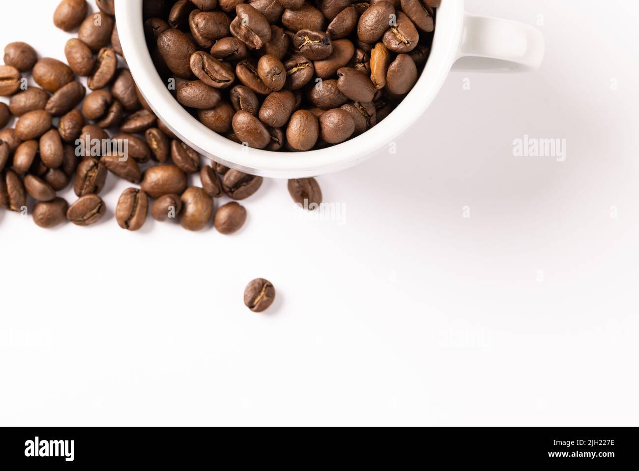 Bild der Pille einer Kaffeebohnen und einer Tasse Kaffeebohnen auf weißem Hintergrund Stockfoto