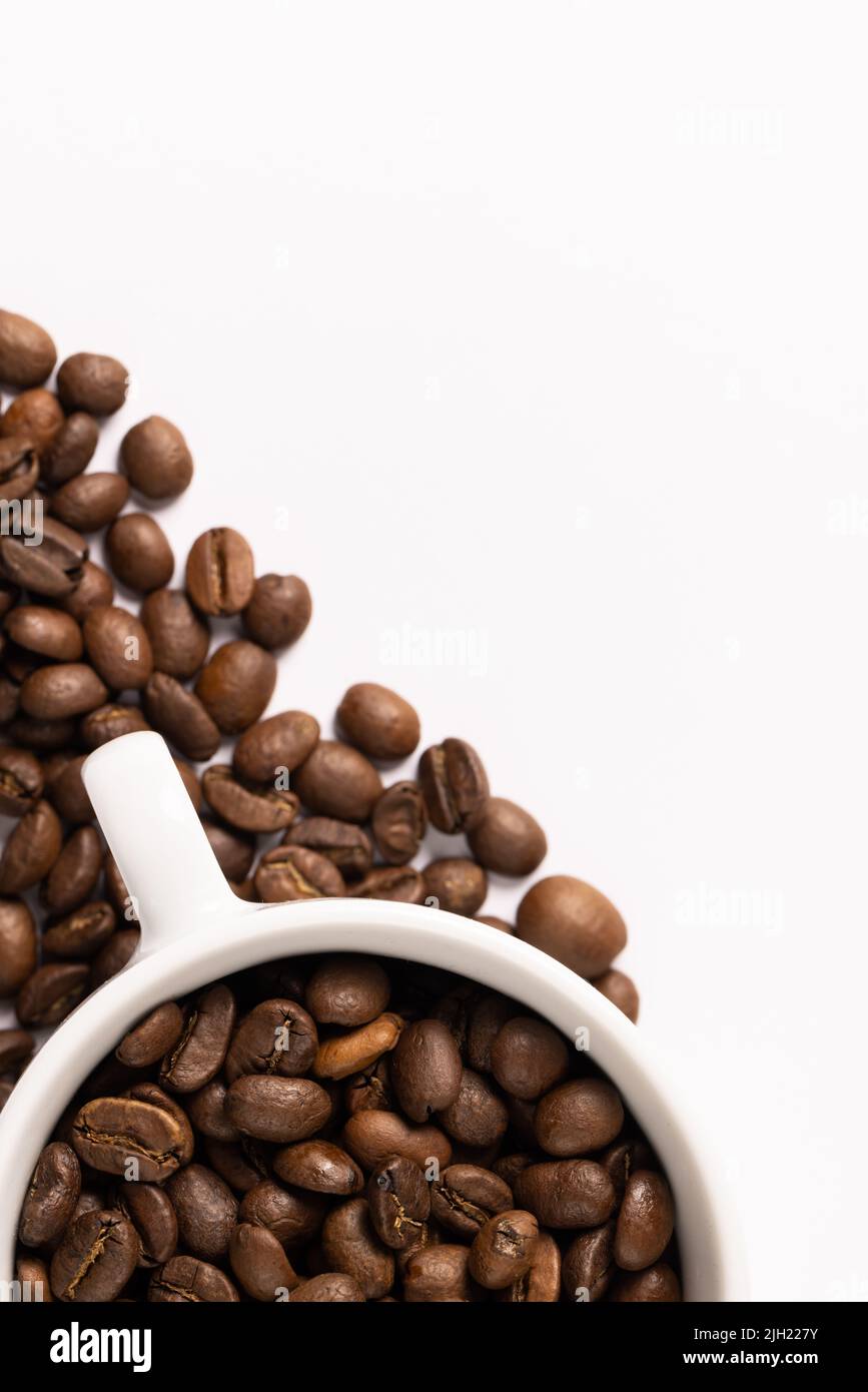 Bild der Pille einer Kaffeebohnen auf weißem Hintergrund Stockfoto