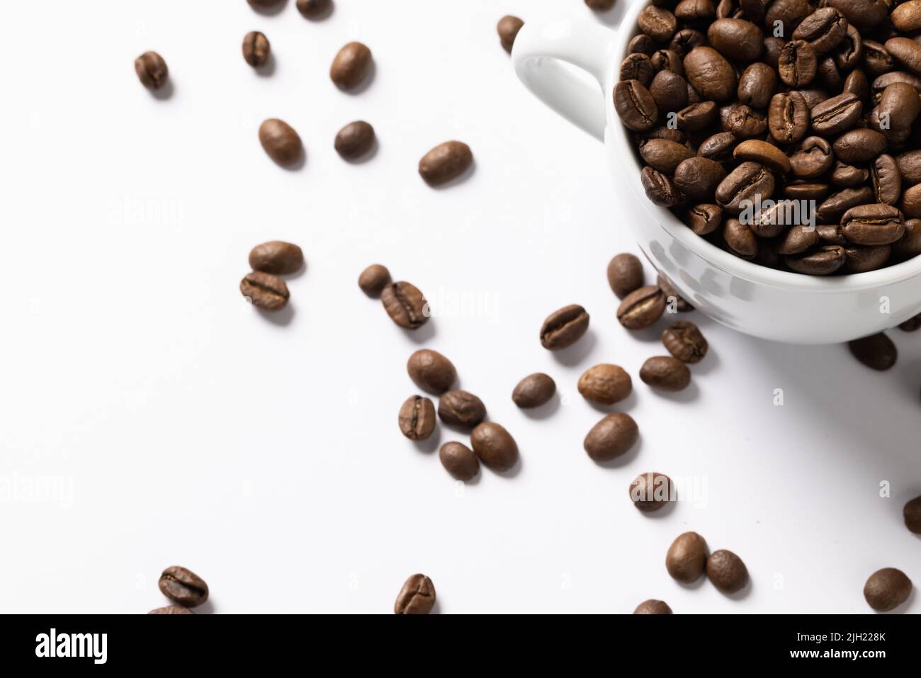 Bild der Pille einer Kaffeebohnen und einer Tasse Kaffeebohnen auf weißem Hintergrund Stockfoto