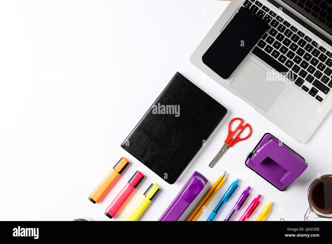 Bild der Komposition mit Laptop, Smartphone und Tablet mit Kopierplatz und Büroausstattung Stockfoto
