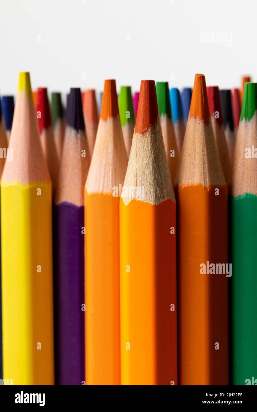 Vertikales Bild von bunten Buntstiften auf weißer Oberfläche Stockfoto