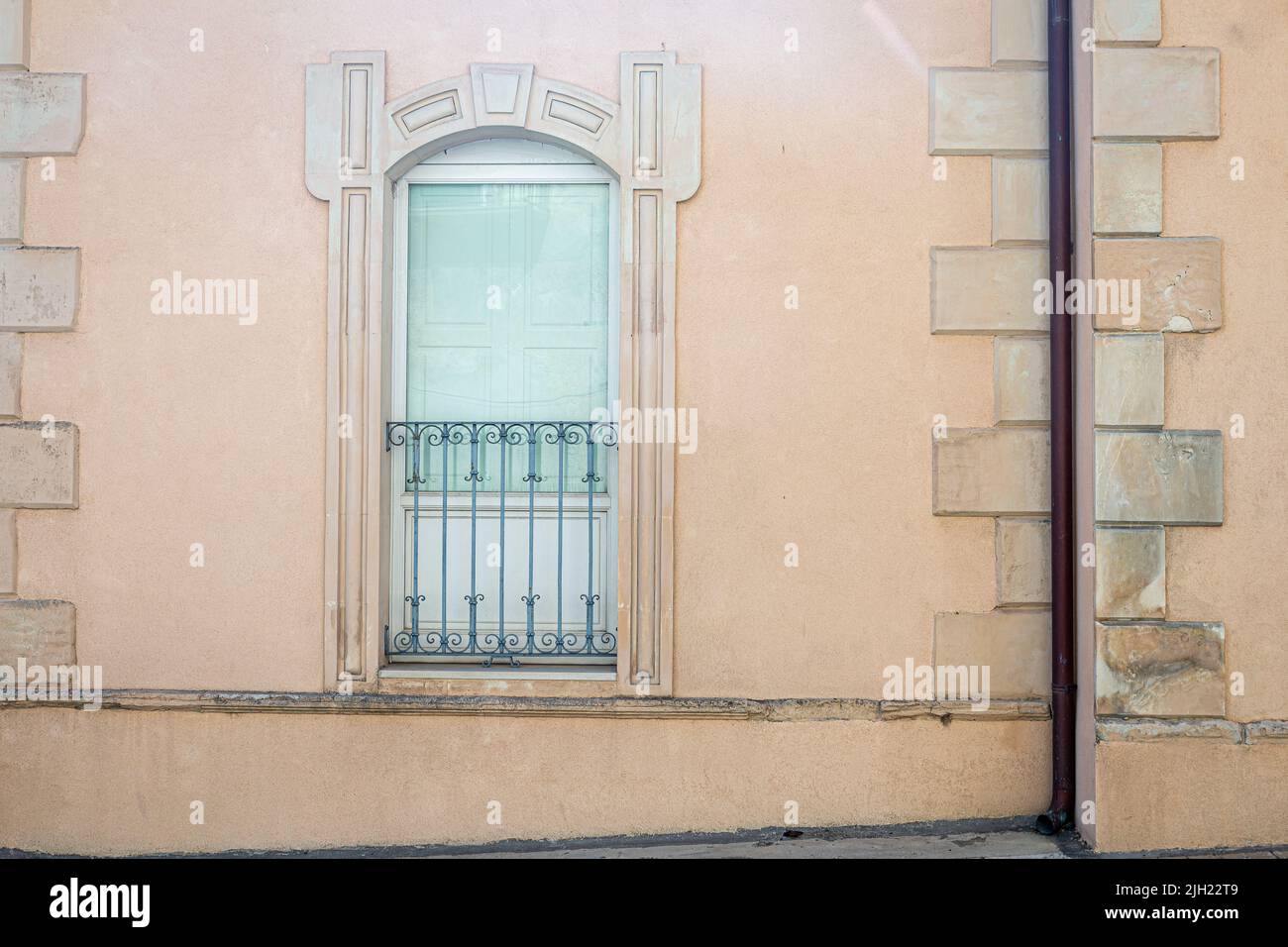 fenster in den Fassaden der alten Barockhäuser Stockfoto