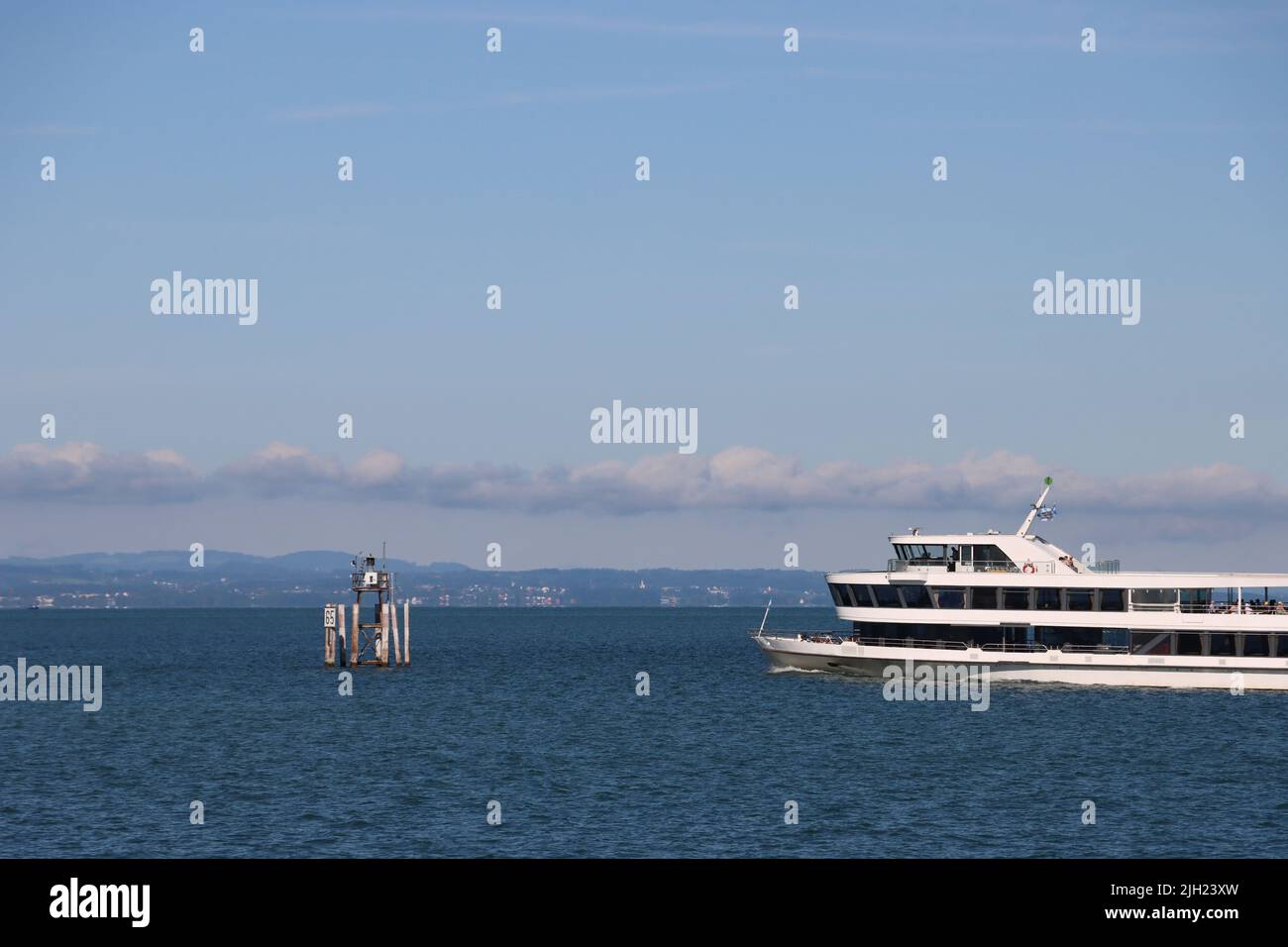 Motorschiff am Bodensee. Abfahrt vom hafen in lindau in Richtung schweiz. An einem blau-sonnigen Tag mit Blick auf die schweizer alpen Stockfoto